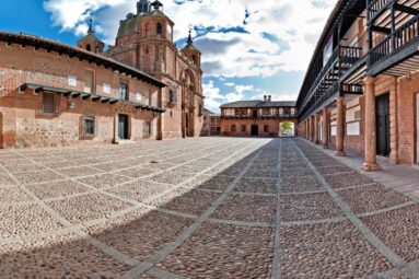 Lo llaman el pequeño Vaticano y está a dos horas de Madrid: así es San Carlos del Valle, el pueblo más bonito de Castilla-La Mancha