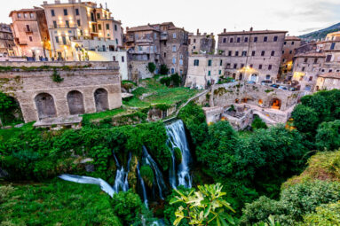 La ciudad más curiosa de Italia tiene una cascada interior y villas romanas con su jardín intacto