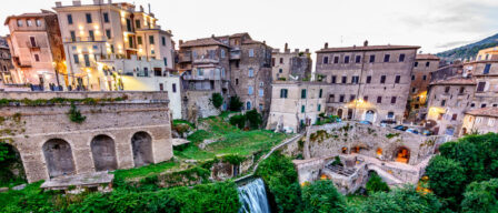 La ciudad más curiosa de Italia tiene una cascada interior y villas romanas con su jardín intacto
