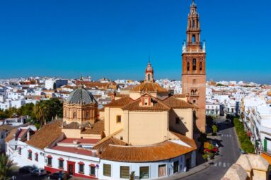Dicen que este pueblo de Sevilla es el más bonito de Andalucía: te contamos por qué