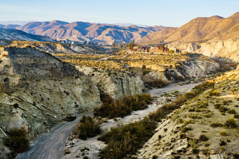 Este es el mejor momento para visitar el desierto de Tabernas: un paisaje único en España que se cubre de verde en primavera