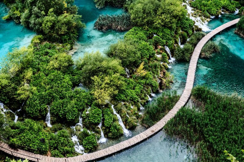 Lleno de lagos, cascadas y perfecto para visitar en primavera: este es uno de los destinos europeos más bonitos del momento