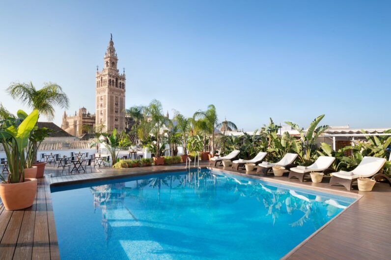 Los mejores hoteles de Sevilla: palacios decimonónicos, vistas a la Giralda y patios andaluces