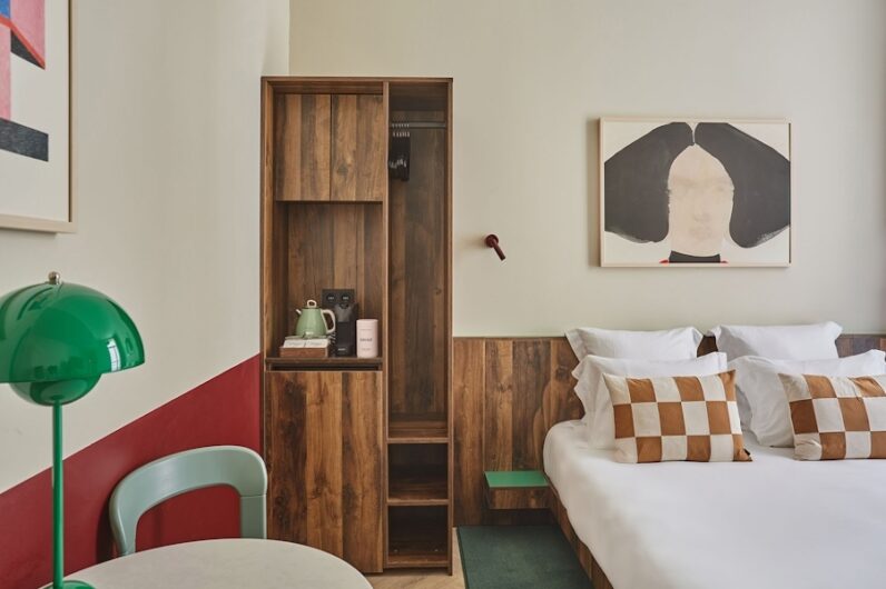 Los hoteles sin recepción donde lo haces todo con el móvil que están triunfando en Londres y París