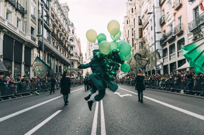 Los mejores planes de San Patricio en Madrid: desfiles de gaiteros, música irlandesa y fiestas en el hipódromo