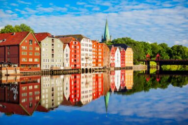 Trondheim, la ciudad en la que las casas de colores y la cocina noruega desafían al mal tiempo