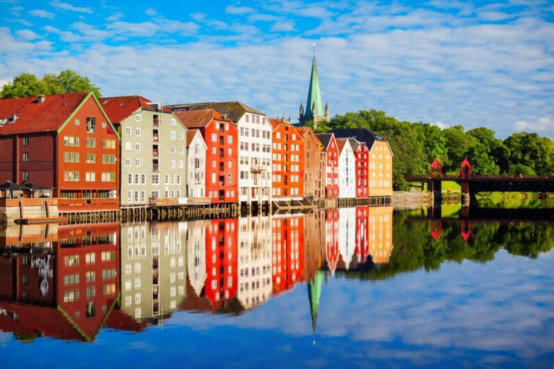 Trondheim, la ciudad en la que las casas de colores y la cocina noruega desafían al mal tiempo