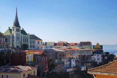 Entre el mar y el cielo: así es la ciudad chilena llena de casas de colores que la princesa Leonor va a visitar estos días