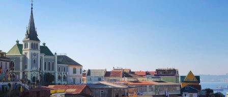 Entre el mar y el cielo: así es la ciudad chilena llena de casas de colores que la princesa Leonor va a visitar estos días