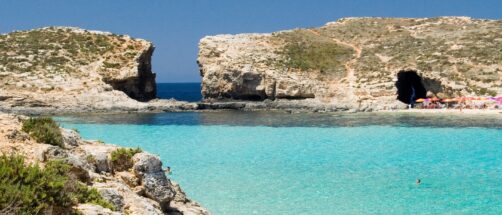 Parece Malta, pero es la isla más bonita del mar Mediterráneo y la Laguna Azul es su secreto mejor guardado