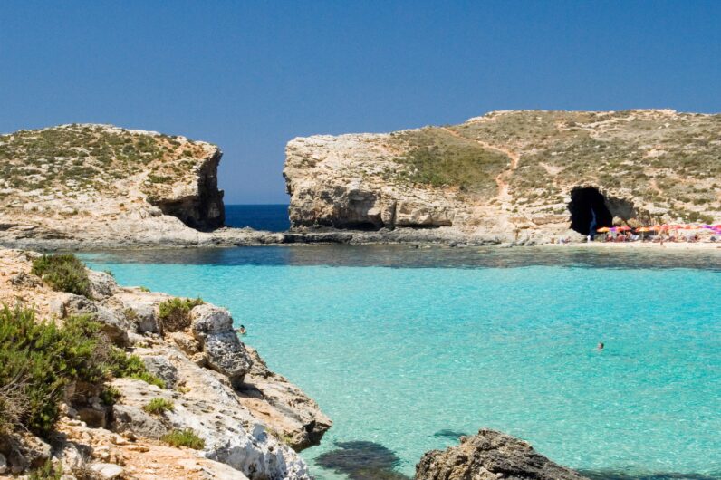 Parece Malta, pero es la isla más bonita del mar Mediterráneo y la Laguna Azul es su secreto mejor guardado