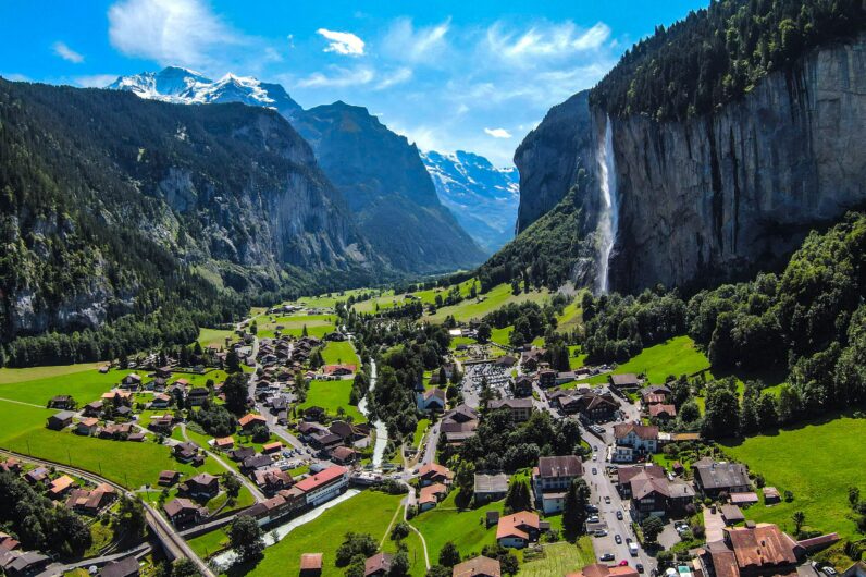 Tiene más de setenta cascadas y las vistas son impresionantes: así es el valle más bonito de Suiza