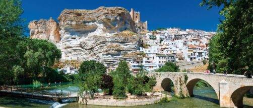 Casas excavadas en la montaña y paisajes espectaculares: así es el pueblo más bonito de Castilla-La Mancha