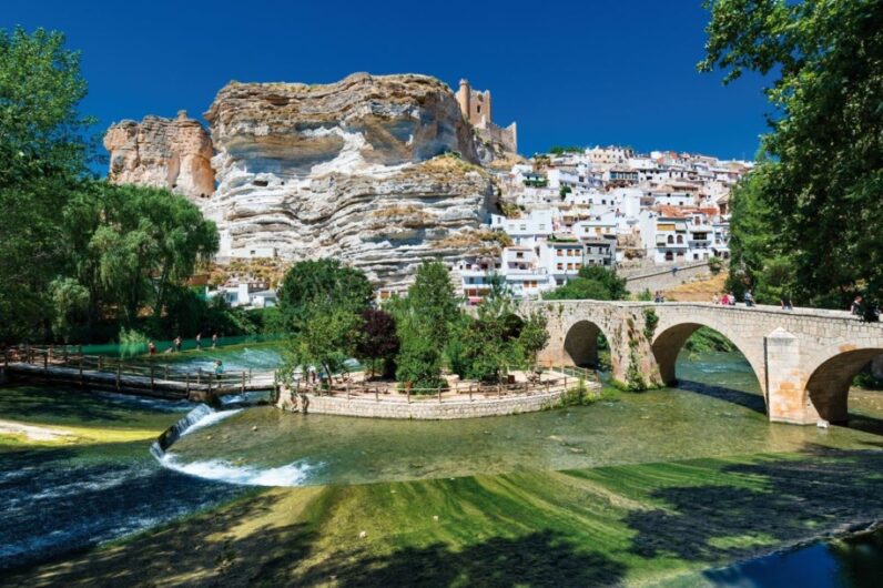 Casas excavadas en la montaña y paisajes espectaculares: así es el pueblo más bonito de Castilla-La Mancha