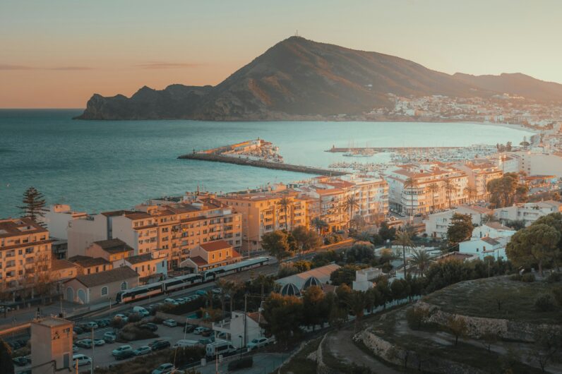 Altea de lujo: playas kilométricas, restaurantes con vistas al mar y templos del bienestar donde reconectar contigo mismo