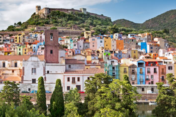 En este pueblo medieval las casas son de color pastel: está más cerca de lo que imaginas y tiene un castillo del siglo XII