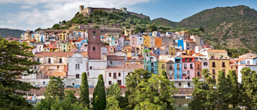 En este pueblo medieval las casas son de color pastel: está más cerca de lo que imaginas y tiene un castillo del siglo XII