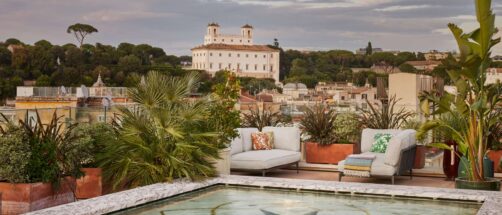 Parece un museo, pero es el hotel favorito de la alta sociedad italiana: lámparas de Murano, mosaicos artesanales y vistas al Mausoleo de Augusto