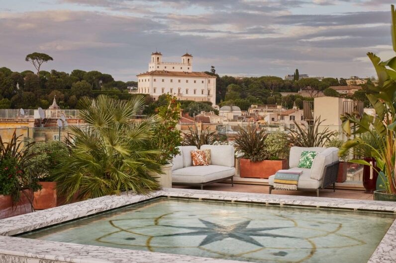 Parece un museo, pero es el hotel favorito de la alta sociedad italiana: lámparas de Murano, mosaicos artesanales y vistas al Mausoleo de Augusto