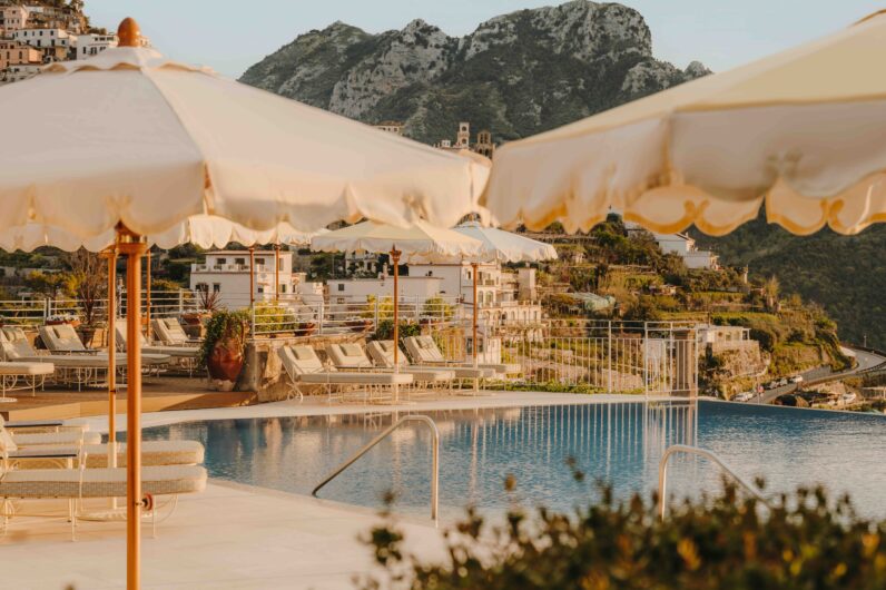 Esta piscina tiene las mejores vistas de la costa Amalfitana y te hará sentir como en The White Lotus