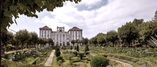 Balnearios art decó, viñedos y jardines espectaculares: así es el hotel portugués en el que te transportarás al siglo pasado