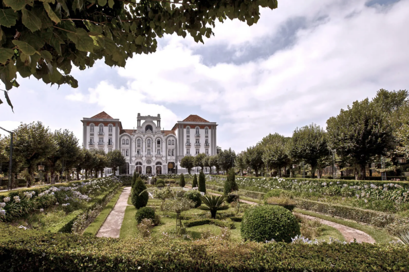 Balnearios art decó, viñedos y jardines espectaculares: así es el hotel portugués en el que te transportarás al siglo pasado