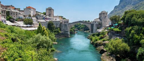 Vistas espectaculares y puentes medievales en esta ciudad de Bosnia-Herzegovina que parece sacada de un cuento fantástico