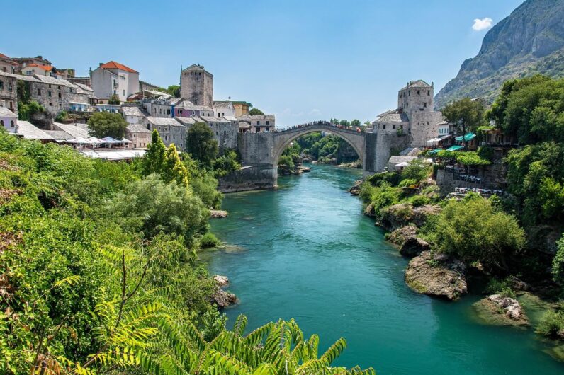 Vistas espectaculares y puentes medievales en esta ciudad de Bosnia-Herzegovina que parece sacada de un cuento fantástico