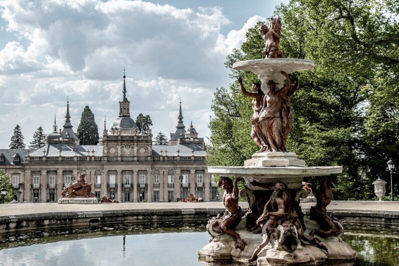Este es el palacio español a menos de una hora de Madrid que últimamente ves en todas las series, de Manual de Señoritas a Su Majestad