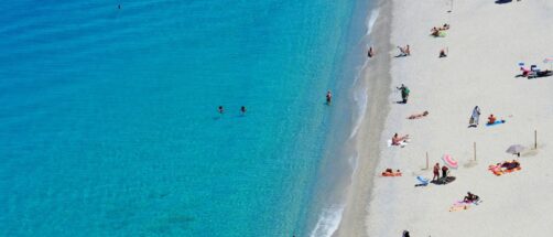 Las playas más bonitas a menos de una hora de Barcelona donde puedes bañarte en mayo