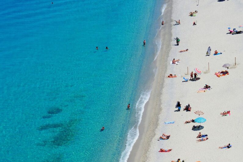 Las playas más bonitas a menos de una hora de Barcelona donde puedes bañarte en mayo