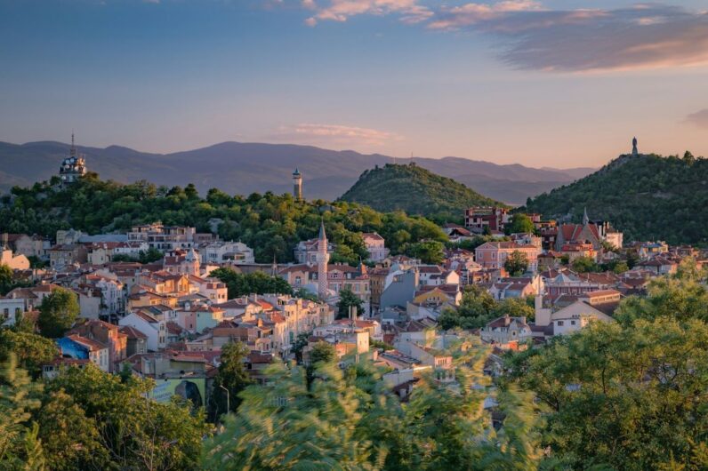 Dicen que es la ciudad más antigua del mundo: un destino de cuento de hadas escondido entre colinas