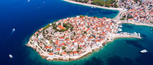 Playas cristalinas, vinos croatas y edificios históricos en Primošten, la isla que dejó de ser una isla