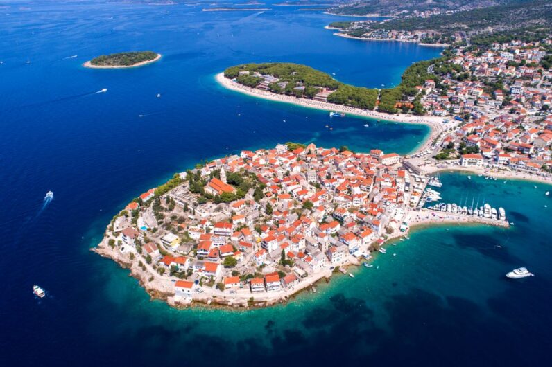 Playas cristalinas, vinos croatas y edificios históricos en Primošten, la isla que dejó de ser una isla