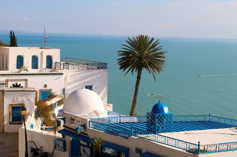 Parece Santorini, pero este paraíso de casas blancas con tejados azules está a menos de dos horas de tu ciudad