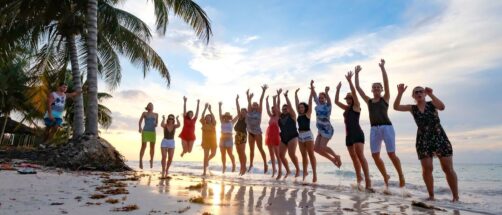 Viajar en grupo con desconocidos: el boom de las comunidades viajeras que adoran los millennial