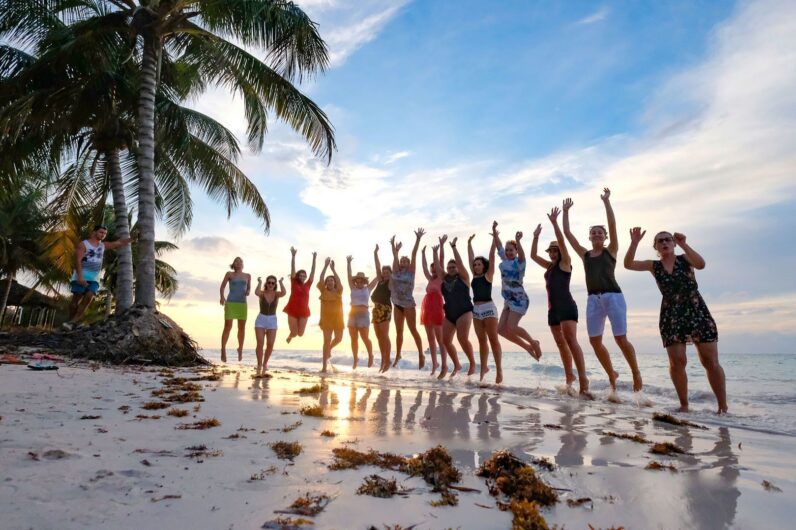 Viajar en grupo con desconocidos: el boom de las comunidades viajeras que adoran los millennial