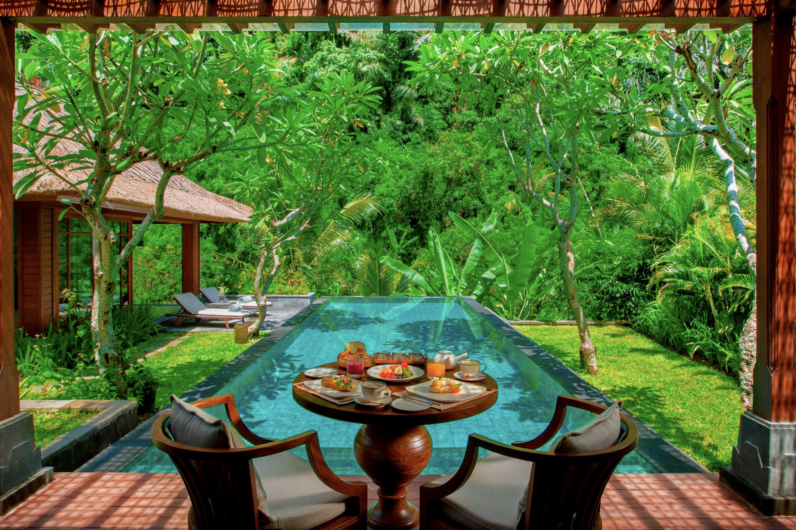 El resort espiritual de lujo más impresionante de Asia está dentro de un templo en Bali donde te sentirás como en The White Lotus