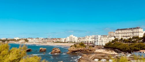 Esta es la ciudad donde se inventó el surf europeo: está en el norte de España y es el destino más cool del Atlántico