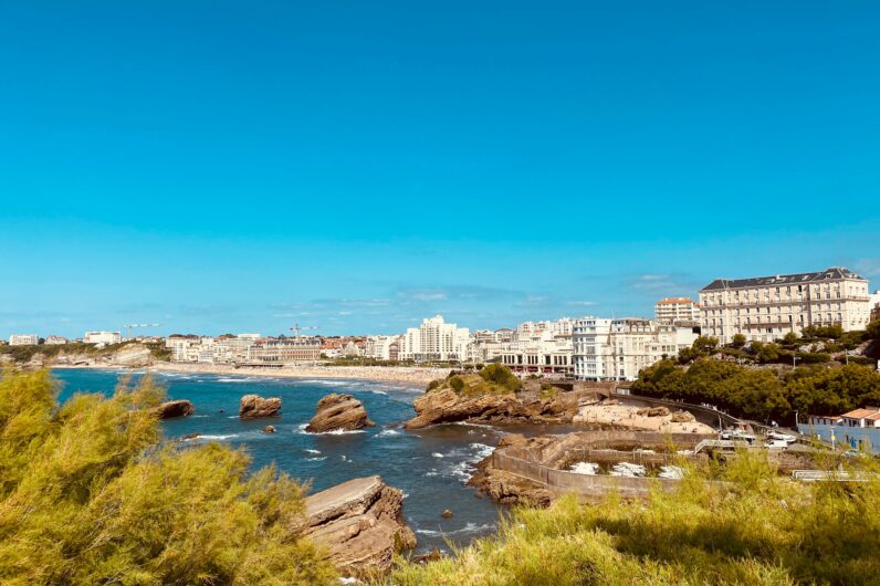 Esta es la ciudad donde se inventó el surf europeo: está en el norte de España y es el destino más cool del Atlántico