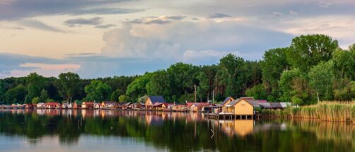 Descubre Bokod, el pueblo húngaro que flota sobre un lago espectacular