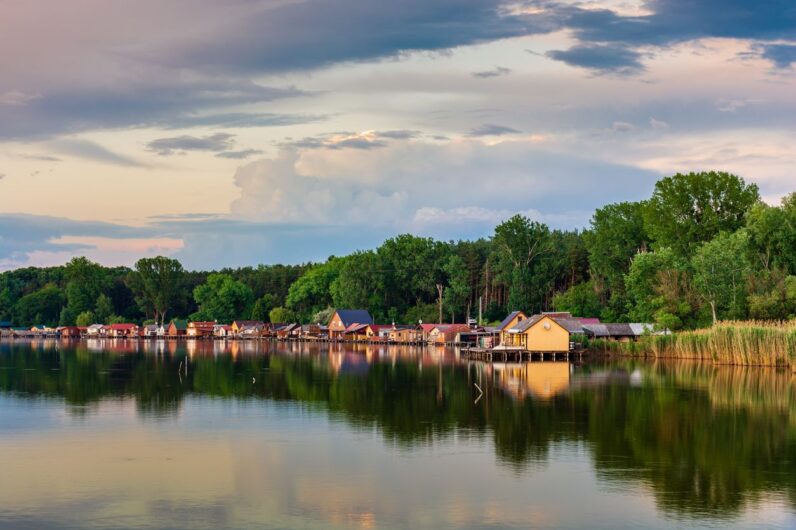 Descubre Bokod, el pueblo húngaro que flota sobre un lago espectacular