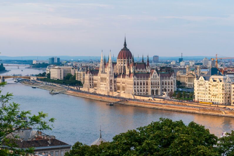 Ni Berlín ni Praga, el barrio más alternativo de Europa está en Budapest lleno de bares secretos y diseño emergente