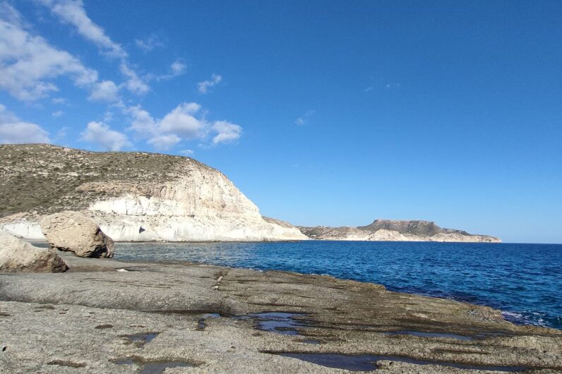 La ruta por el Cabo de Gata que pasa por calas recónditas y paradisiacas en las que podrás darte el mejor baño para inaugurar la temporada