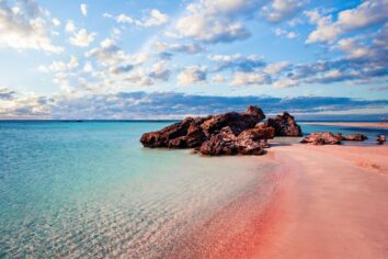 Esta playa de arena rosa es una de las mejores del mundo: está en Europa y parece hecha con Inteligencia Artificial