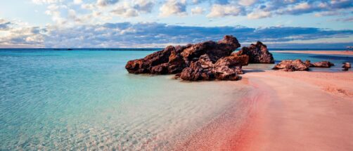 Esta playa de arena rosa es una de las mejores del mundo: está en Europa y parece hecha con Inteligencia Artificial