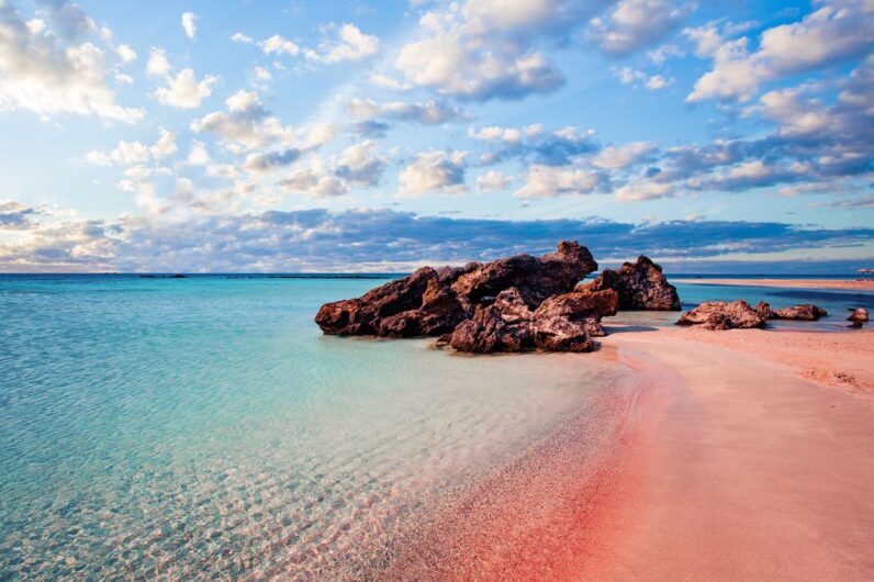 Esta playa de arena rosa es una de las mejores del mundo: está en Europa y parece hecha con Inteligencia Artificial