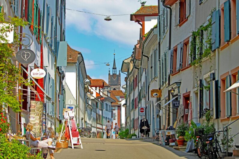 Tres escapadas perfectas para hacer en mayo: una ciudad europea, un crucero por el Adriático y una cala paradisiaca en el Ampurdán