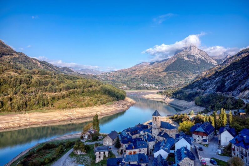Parece sacado de una película de Disney, pero está en España: este es el pueblo del norte que recuerda a Frozen