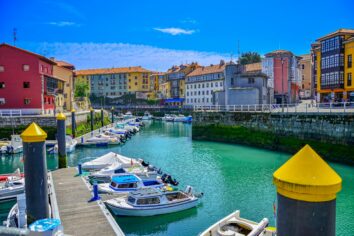 Este pueblo del norte es uno de los más bonitos de España: está en Asturias, lleno de playas preciosas y calas secretas